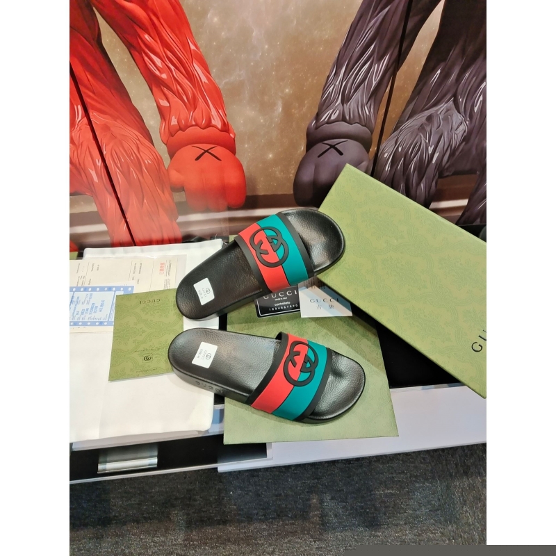 G*u*i slippers